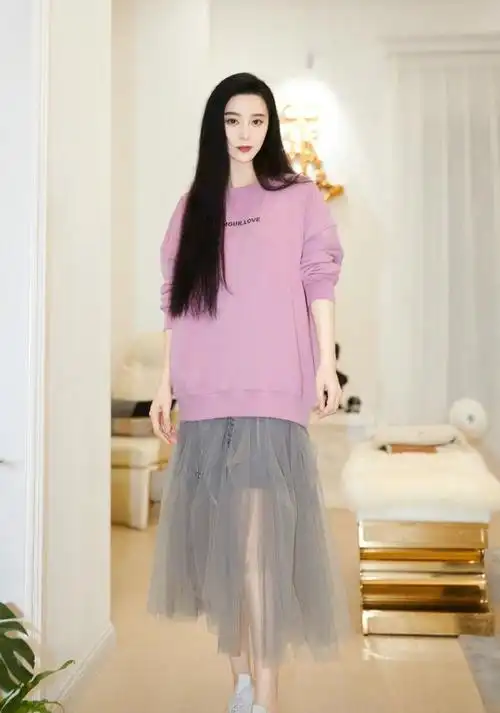 范冰冰的卫衣穿搭细节解读范冰冰和好友同框,整个人白的发光,尤其是加