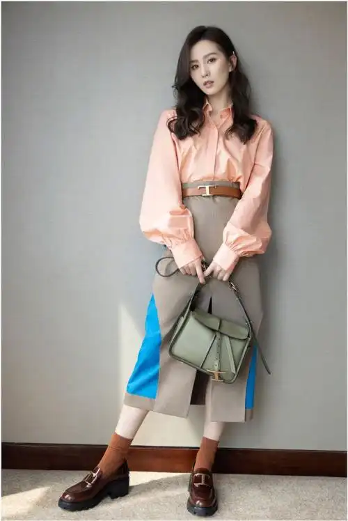 34岁刘诗诗演绎秋日穿搭,衬衫搭配半裙清新知性,灯笼袖美到开挂_网易