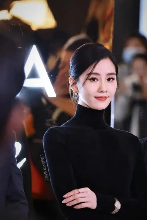 刘诗诗下车图因太美直接冲上热搜真不愧是气质女神