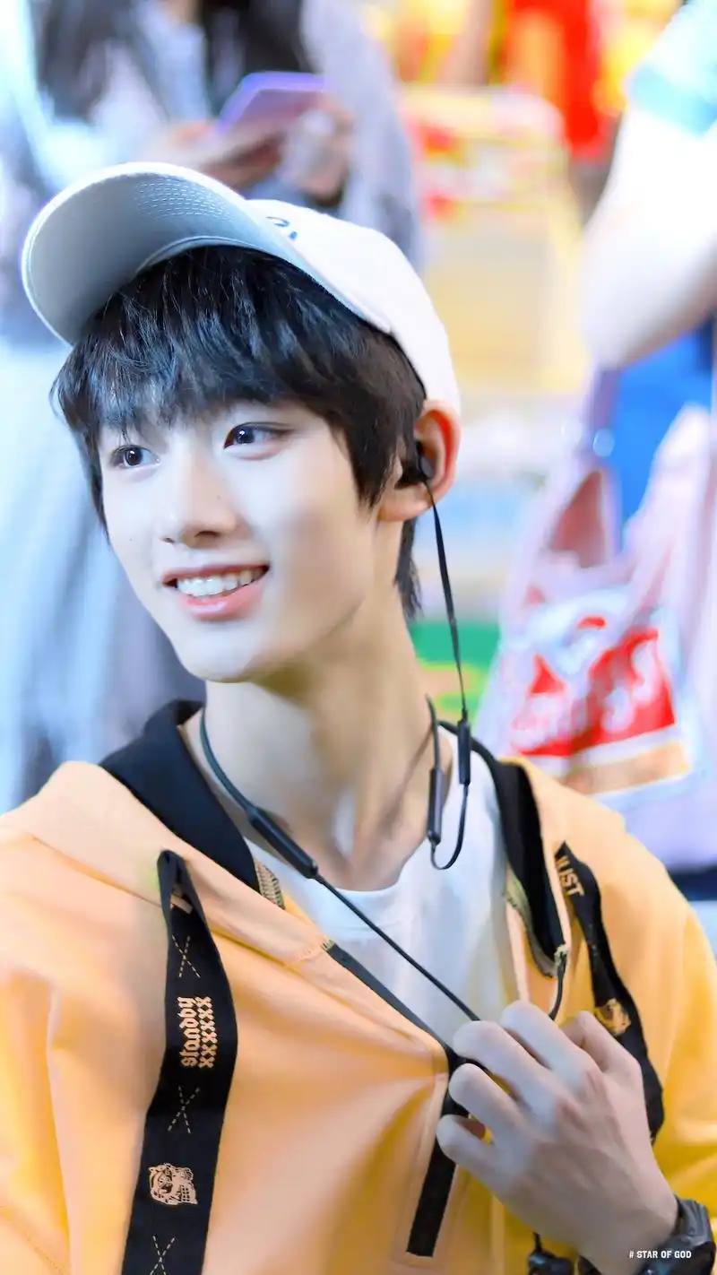 tf师弟团出道:台风少年团丁程鑫是什么来头?靠双眼皮贴引来热议