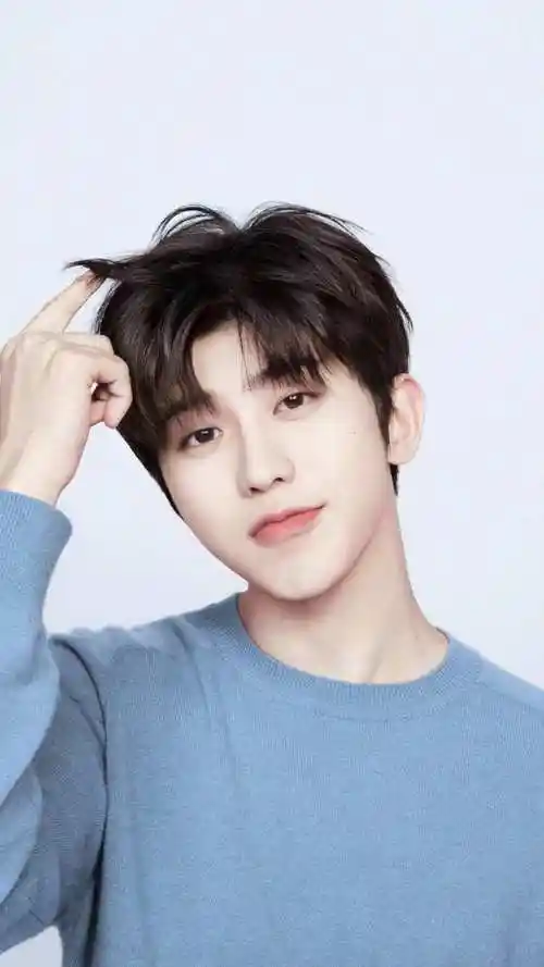 蔡徐坤焉栩嘉童年班级合照曝光蔡徐坤个子高站后排一脸呆萌