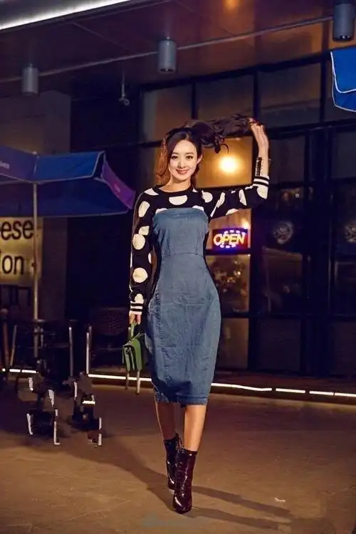 赵丽颖早期街拍曝光 网眼高筒靴子稍显老气