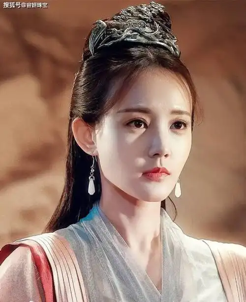 玉石配饰,为李一桐古装扮相锦上添花翻看李一桐的照片,大部分都是古装