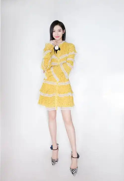 宋茜气质亮相,脚踩高跟鞋,造型时尚!