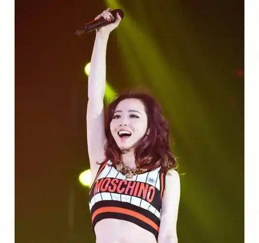 张靓颖:被骗财骗色15年,为其打乳钉,最后支付了6个亿的分手费_冯柯