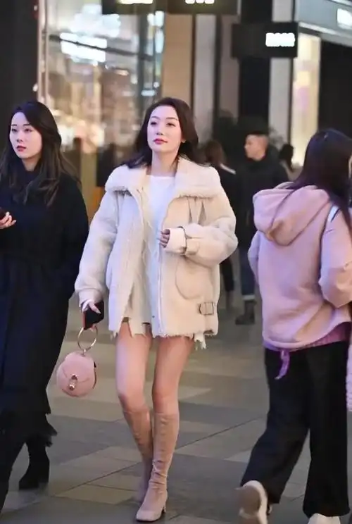 有一种靴子叫"光腿靴",一般人不敢尝试,美女却秀出豆腐腿