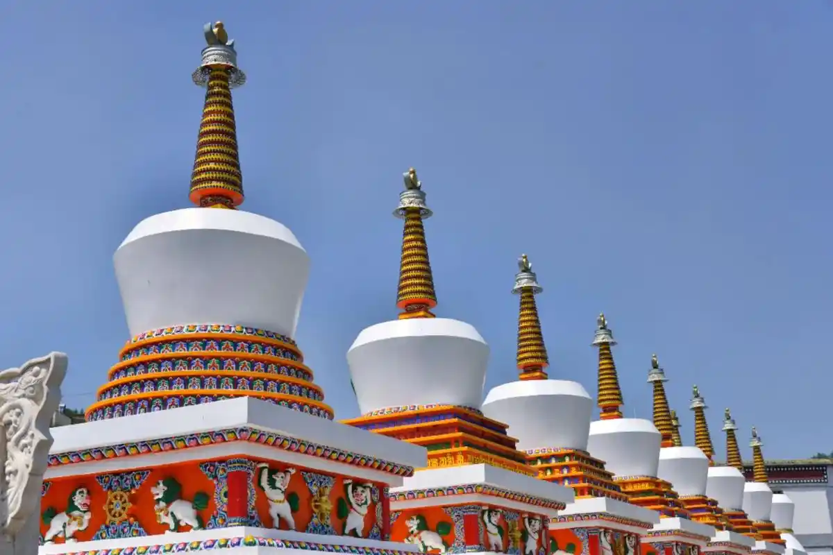 塔尔寺又名塔儿寺,地处青海省省会西宁市湟中区城区