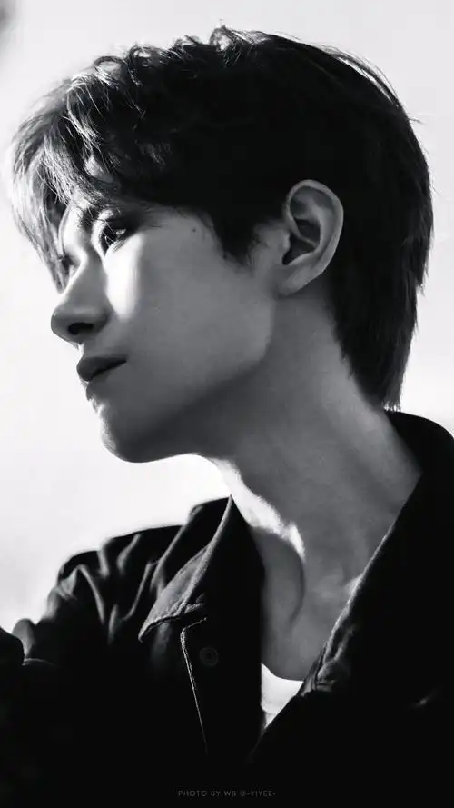 易烊千玺飘雪侧颜##易烊千玺阿玛尼美妆全球品牌代言人