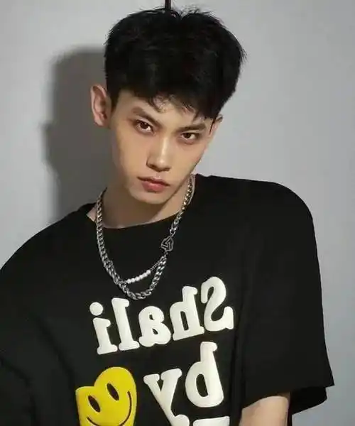 夏季男生流行发型 潮男必剪的男生短发