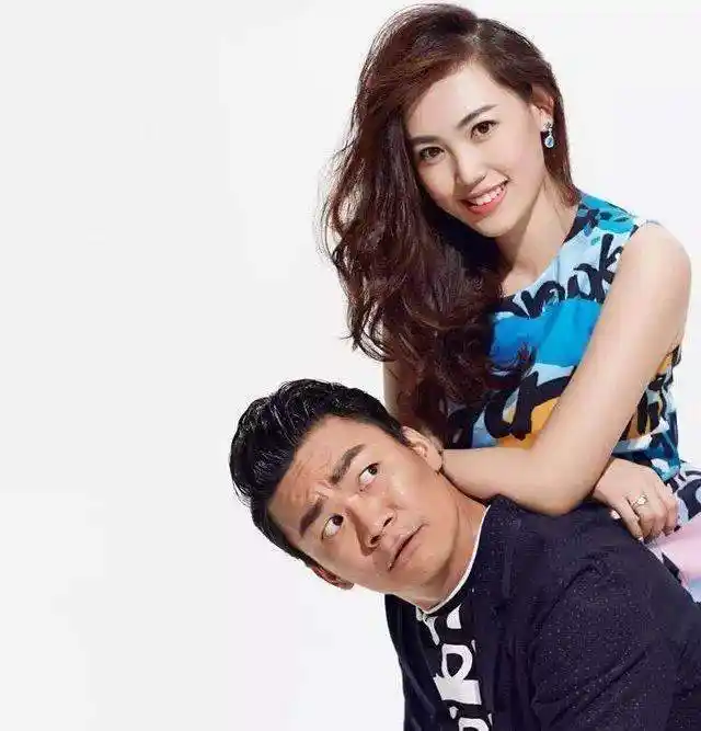 王宝强与女友出行开大g