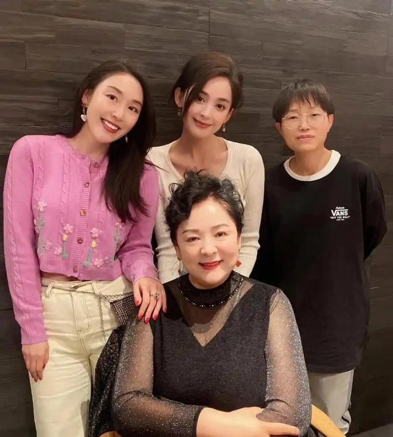 妈妈过生日,古力娜扎和姐姐一起合照,颜值在线!