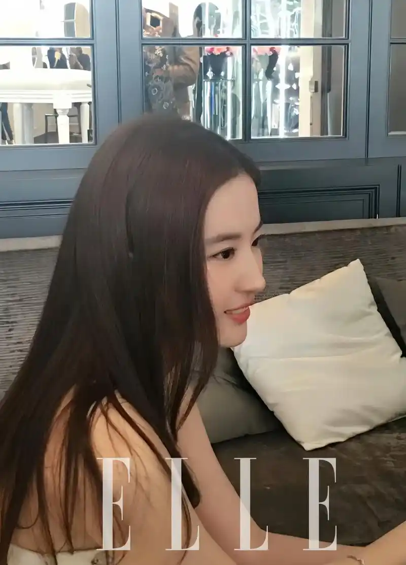 刘亦菲代言迪奥的时候真的超级美,那时候的状态特别好,对她这个造型真