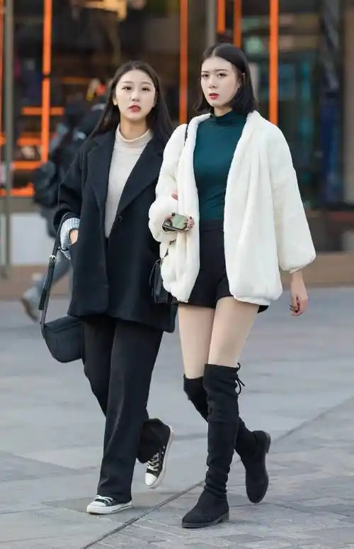 短裤搭配过膝靴时尚姑娘偏爱的选择