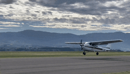 移民新西兰后,华人小哥从鱼薯店老板转行开飞机,用10年对抗偏见