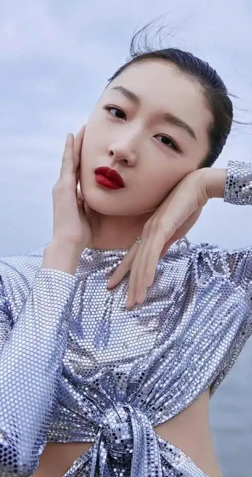 周冬雨绚丽多彩俏丽写真,惊艳迷人!__财经头条