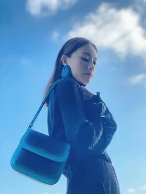 邓丽欣身穿giorgioarmani秋冬2021系列