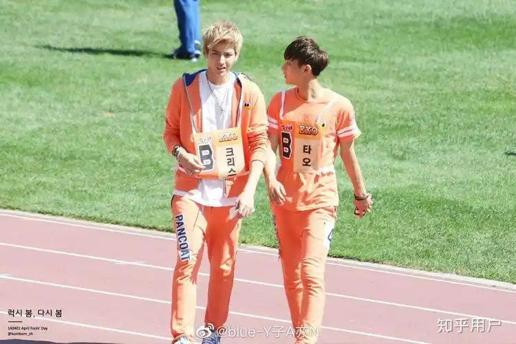 各位大佬们有黄子韬的背影侧颜照还有他和吴亦凡的合照吗