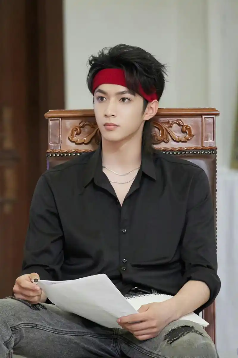 刘耀文萌探发带造型好帅!不良感a炸了