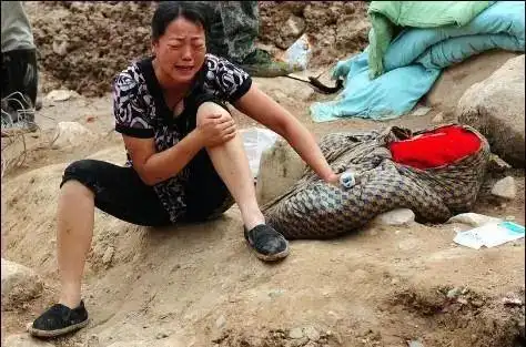 儿作恶母护短,长大后被押赴刑场,行刑前儿子怒咬母亲一只耳