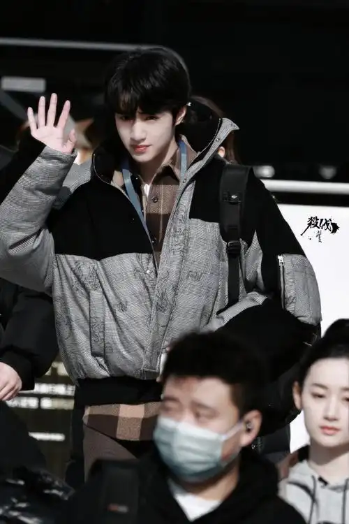 粉丝给刘耀文加油##刘耀文黑灰拼接羽绒服上班路透