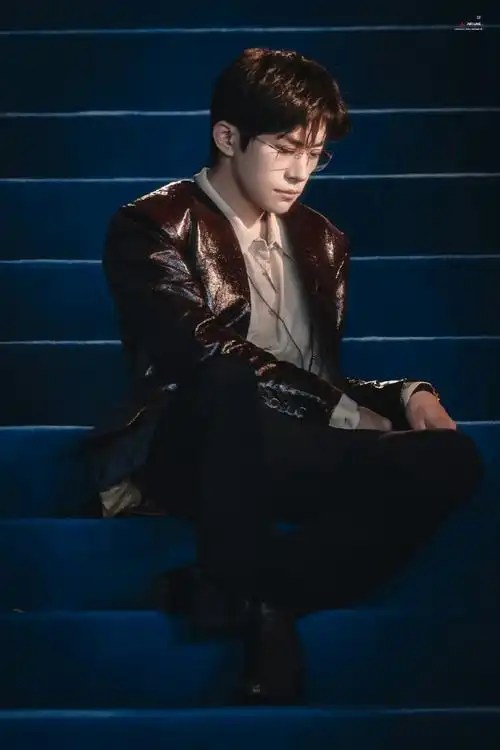 易烊千玺复古红皮衣##易烊千玺二三逢时戢鳞风起