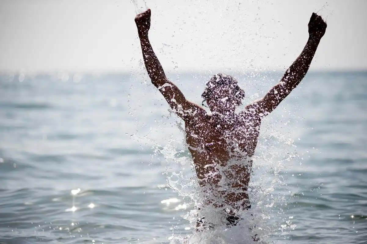 " 小杨接着问:"那你会什么样的游泳姿势啊?