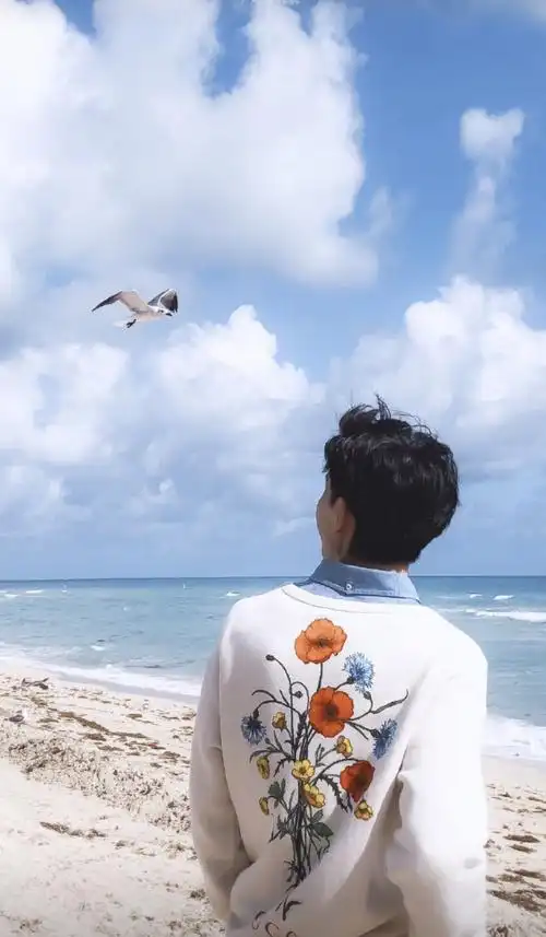 原创单眼皮男星邓伦眼神看谁都饱含深情