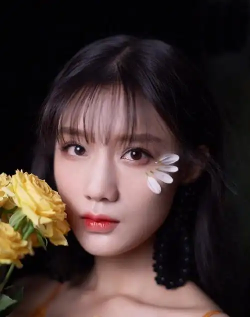 她被《创造101》淘汰,今穿拼接皮衣绑双马尾,秒变摩登小萝莉_陈意涵