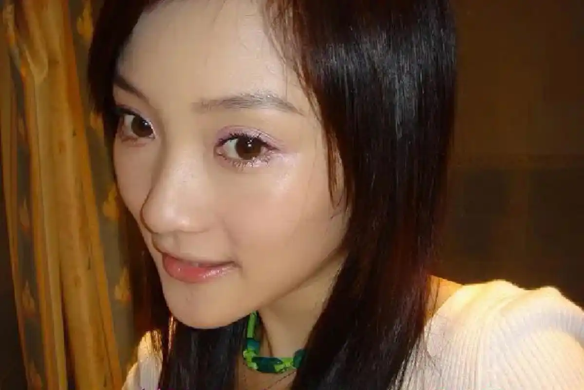 李小璐早年在我心中不算美女,顶多小美女 虽然眼睛算大 有酒窝 皮肤好