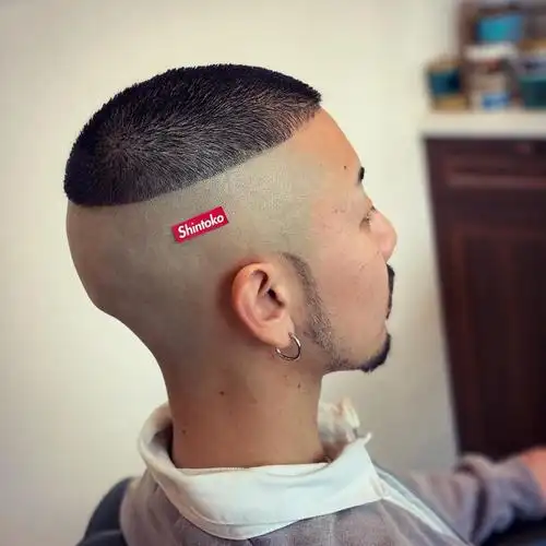 新式锅盖头是一种把头顶区头发直接推成六毫米左右的长度,然后把周边