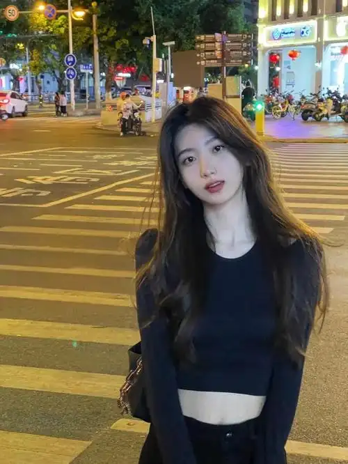 男友带我去见上司却和上司女友打得火热我直接抓住男友上司手