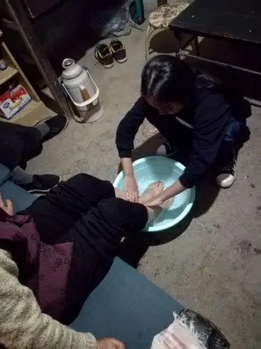 帮奶奶洗脚
