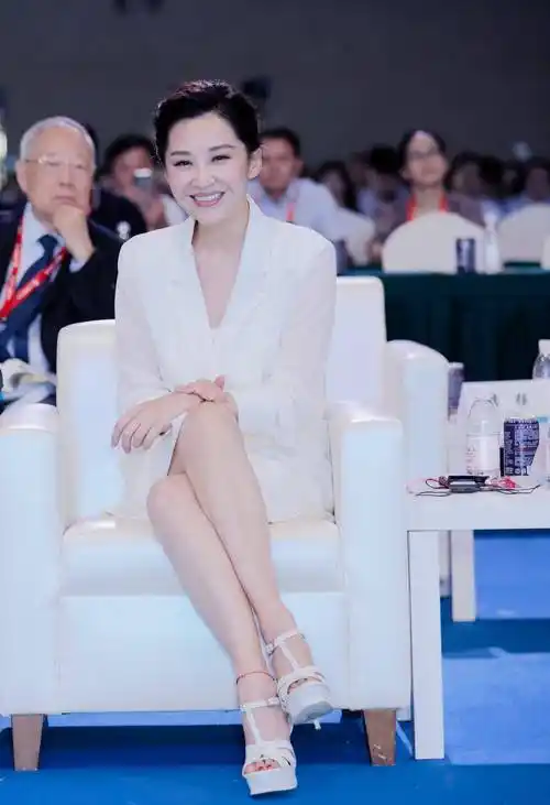 终归,在爱情上,许晴是做了一辈子的娇娇公主.它很纯粹,却又稍显疯狂.