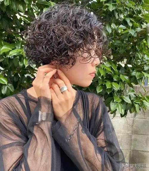 因此,剪短做个烫卷卷发型,才是比较符合她们的情况,满头小卷卷的造型