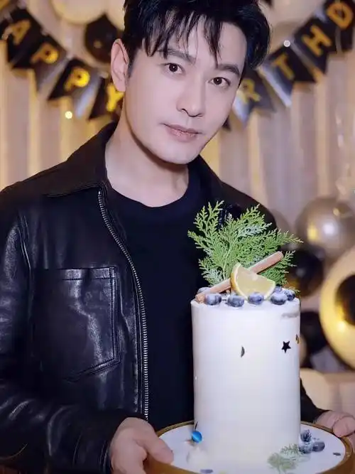 黄晓明生日,晒出父母及儿子小海绵的合照_爸爸_照片_社交