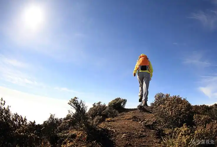 女人_背包族_攀登_美女_山峰_高清图片_全景视觉