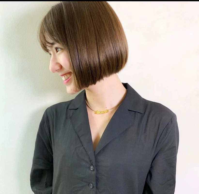 直发的波波头有时候可能会显得比较单调,这个时候我们可以给他制造一