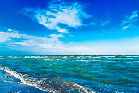 蓝蓝的天空, 阳光和大海照片