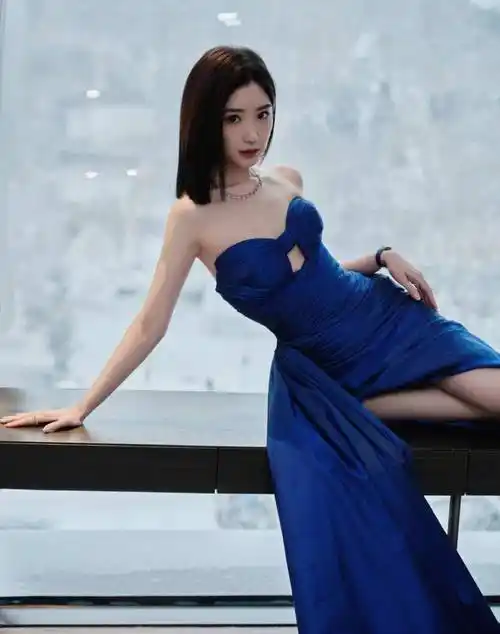 毛晓彤克莱恩蓝抹胸礼服裙美极啦_裙子_身材_时尚