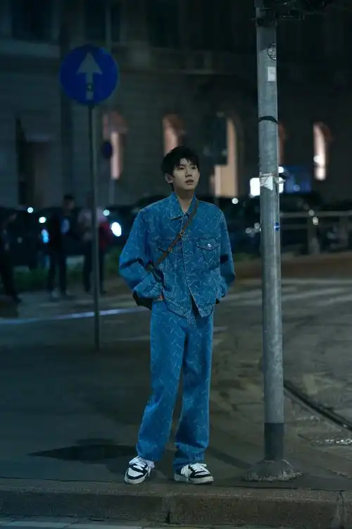 王源米兰街头牛仔大片##王源米兰时装周上班造型