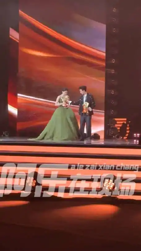 吴磊等迪丽热巴一起走##吴磊想扶迪丽热巴没扶到##微博之夜内