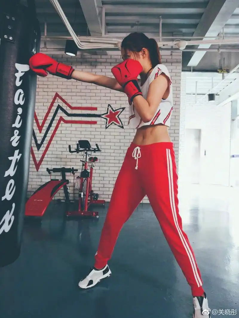 关晓彤露脐装化身美女拳击手