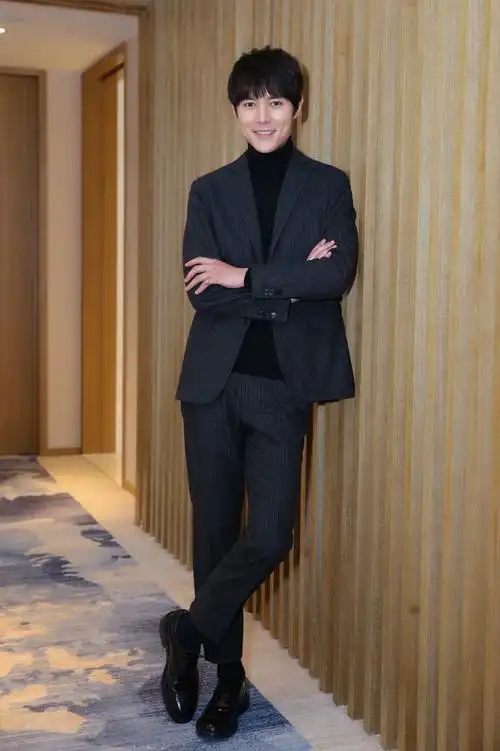 张超助力慈善活动 英姿挺拔魅力十足