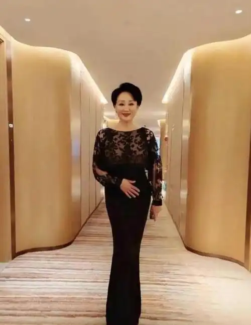 58岁王姬身材真丰满穿蓝色蕾丝连衣裙不见赘肉气质碾压同龄人