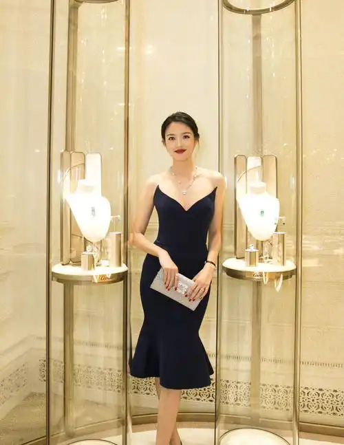 美丽的世界小姐,张梓琳身穿鱼尾裙时尚美拍