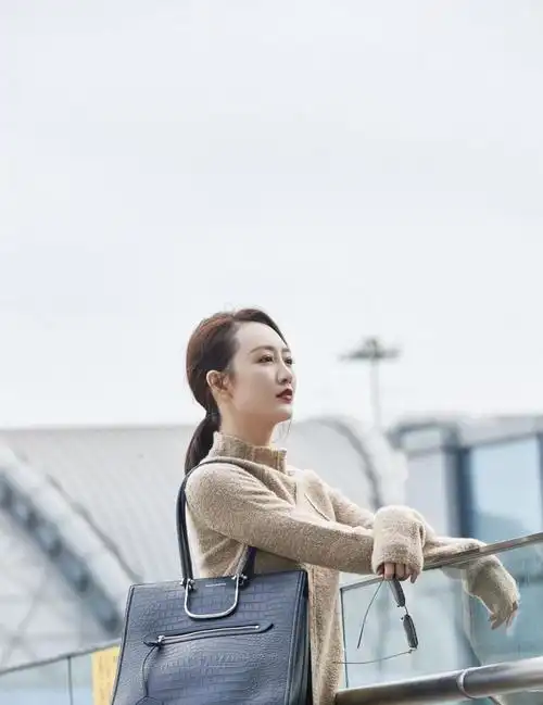 王鸥这一身,简单到了极致,秋冬内搭选它没错__财经头条