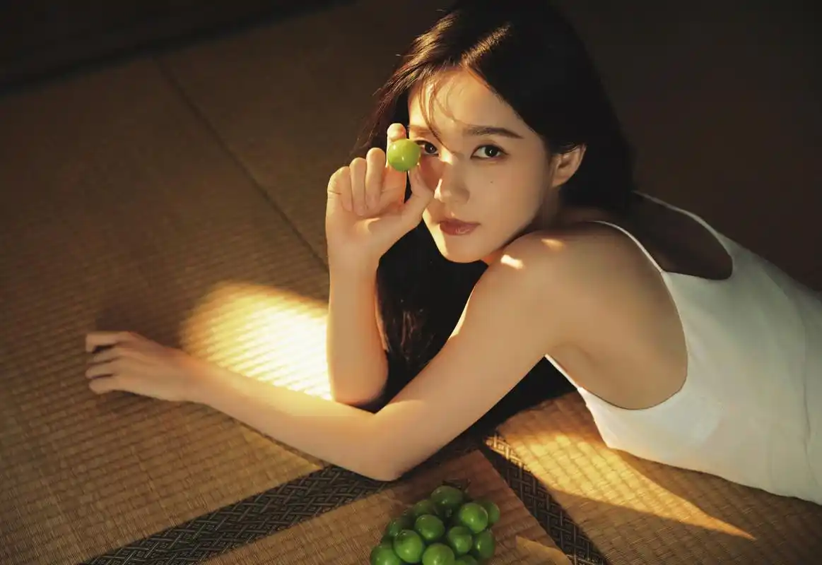 李一桐的白色吊带裙美照引起热议,展现出清纯与性感并存的魅力.