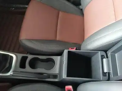 副驾驶座椅旁扶手箱