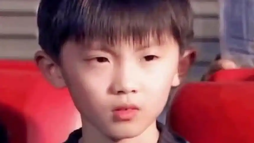 考古马嘉祺的"人类幼崽"时期,亮晶晶的葡萄眼真可爱!