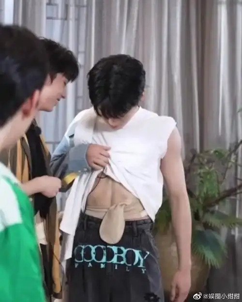 张真源腹肌#腹肌胸肌大腿肌 真源走进我心里!